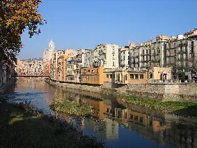 Vue générale de Gérone, sur l'Onyar.
