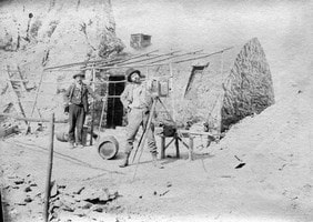 Felix Regnaullt et Henri Passet devant le refuge en 1892