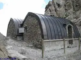 Refuge de Touquerouye à cheval sur les fontières 
  françaises et espagnoles