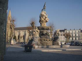 La fontaine des 4 vallées et l'église Sainte Thérèse